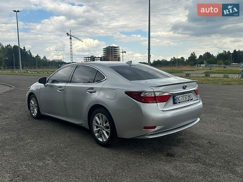 Седан Lexus ES 2014 в Львові