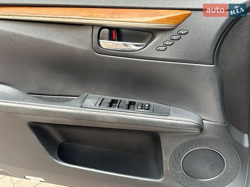 Седан Lexus ES 2014 в Львові
