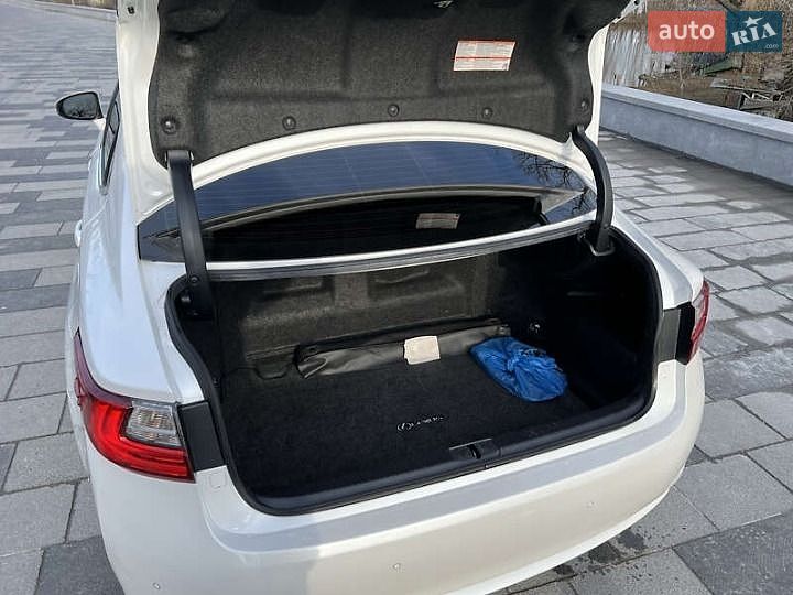Седан Lexus ES 2015 в Ивано-Франковске