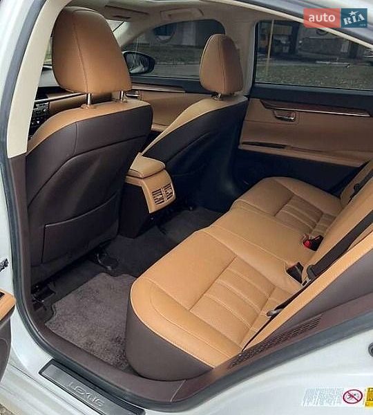 Седан Lexus ES 2015 в Ивано-Франковске
