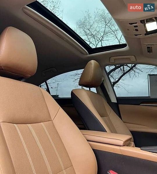 Седан Lexus ES 2015 в Ивано-Франковске