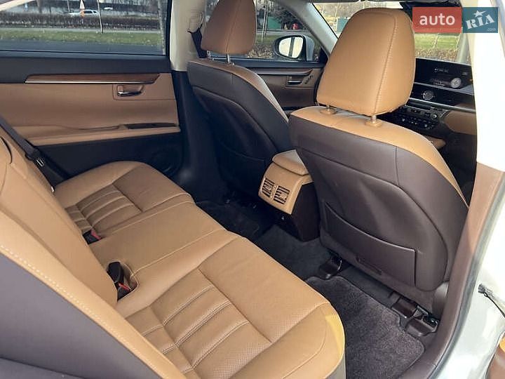 Седан Lexus ES 2015 в Ивано-Франковске