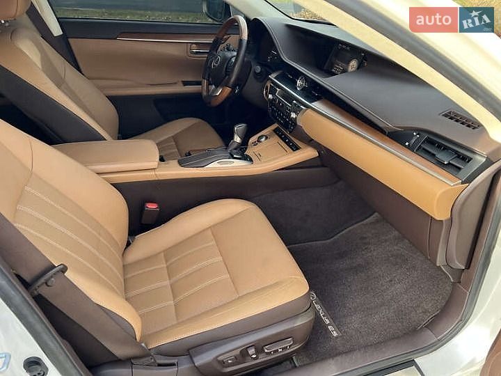 Седан Lexus ES 2015 в Ивано-Франковске