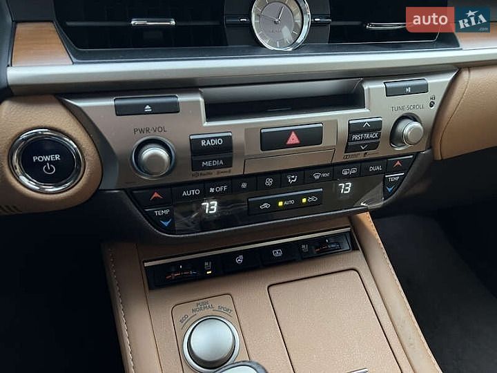Седан Lexus ES 2015 в Ивано-Франковске