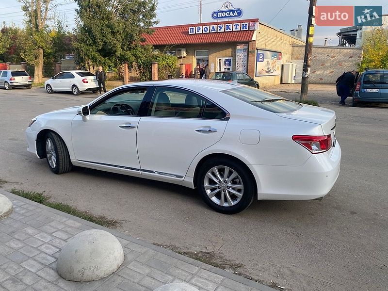 Седан Lexus ES 2012 в Южном