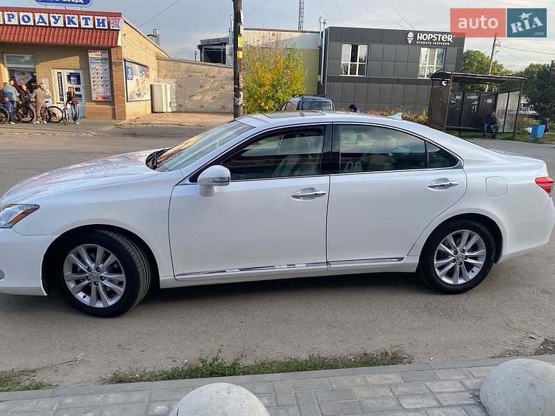 Седан Lexus ES 2012 в Южном