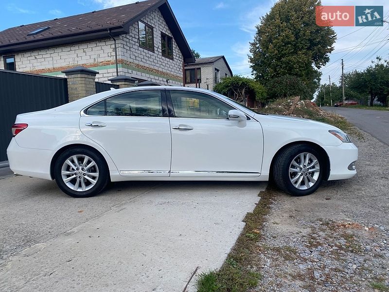 Седан Lexus ES 2012 в Южном