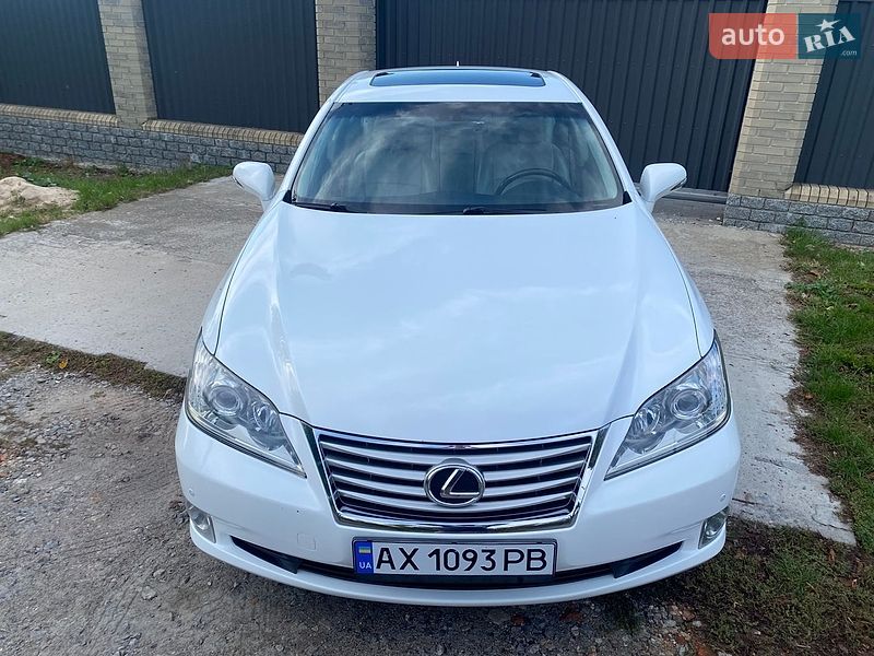 Седан Lexus ES 2012 в Южном