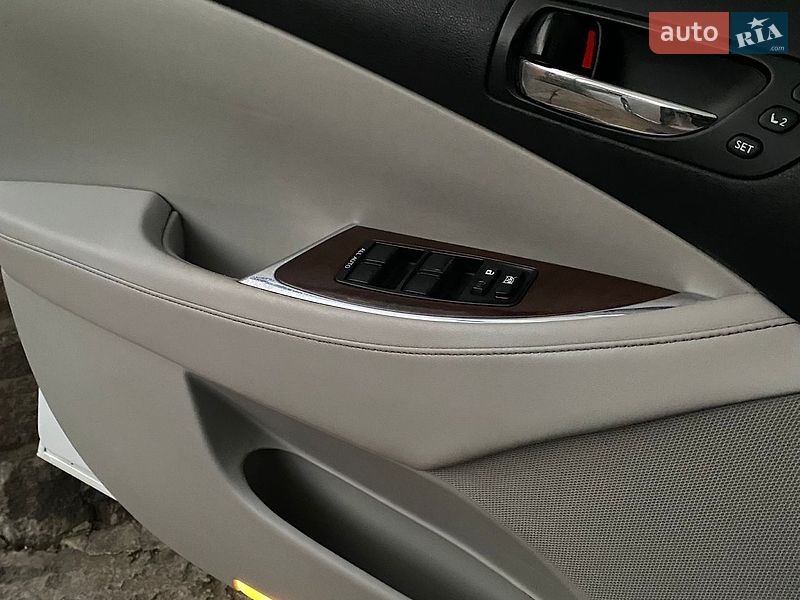 Седан Lexus ES 2012 в Южном