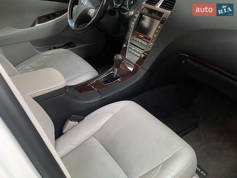 Седан Lexus ES 2012 в Южном