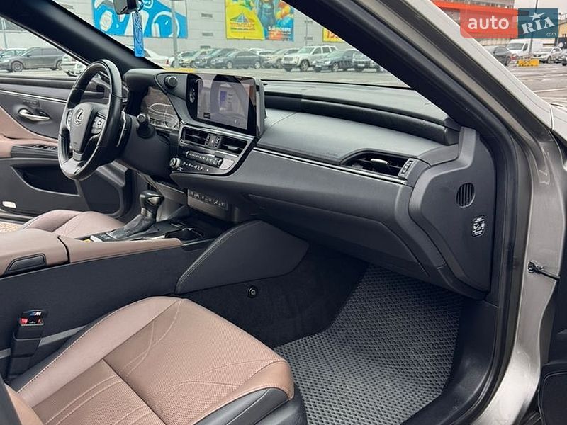 Седан Lexus ES 2024 в Черновцах
