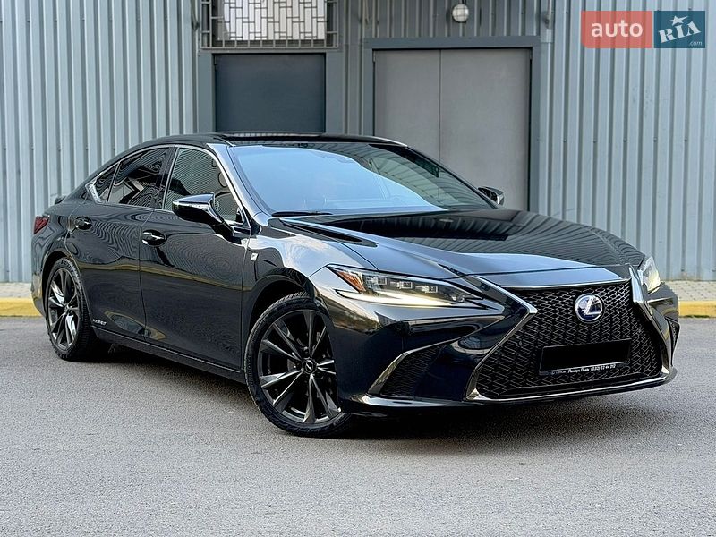 Седан Lexus ES 2022 в Ужгороді