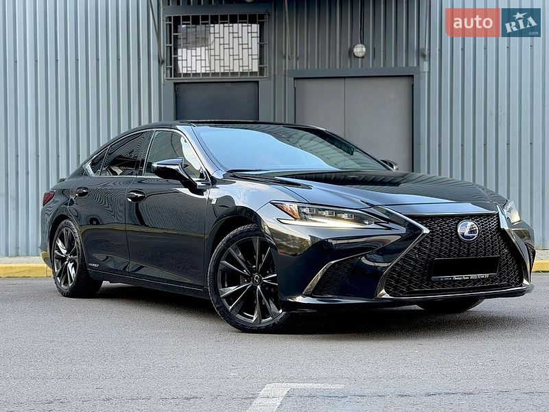 Седан Lexus ES 2022 в Ужгороді