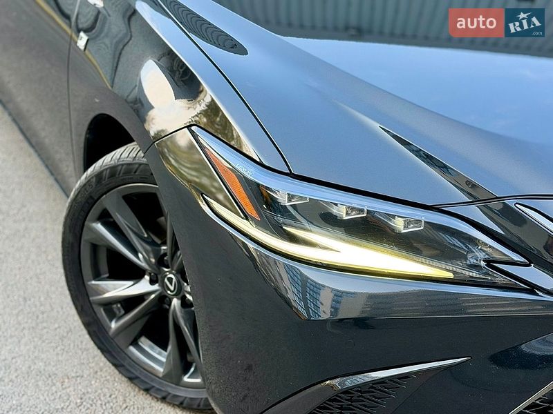 Седан Lexus ES 2022 в Ужгороді