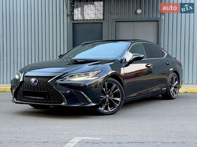 Седан Lexus ES 2022 в Ужгороді