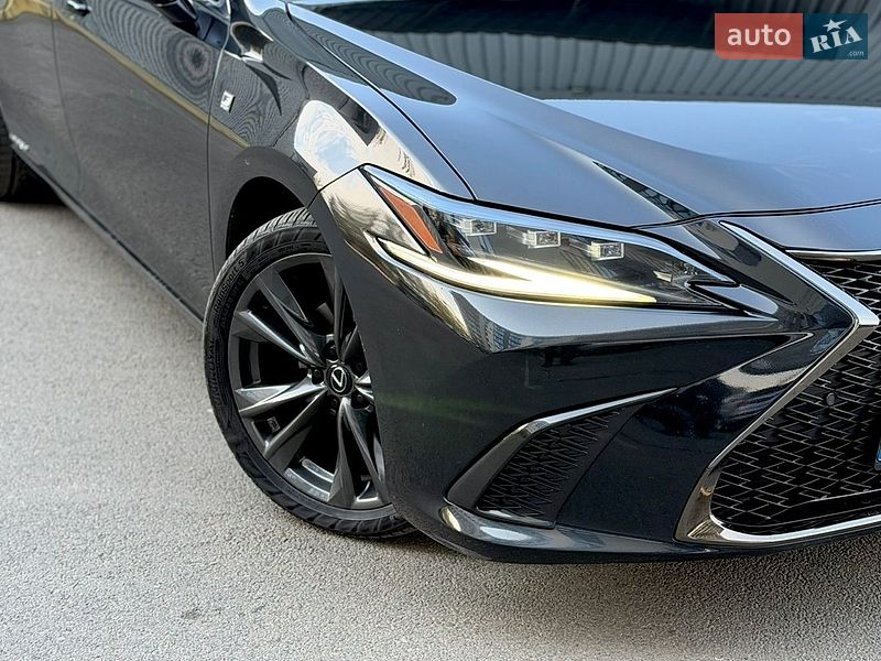 Седан Lexus ES 2022 в Ужгороді