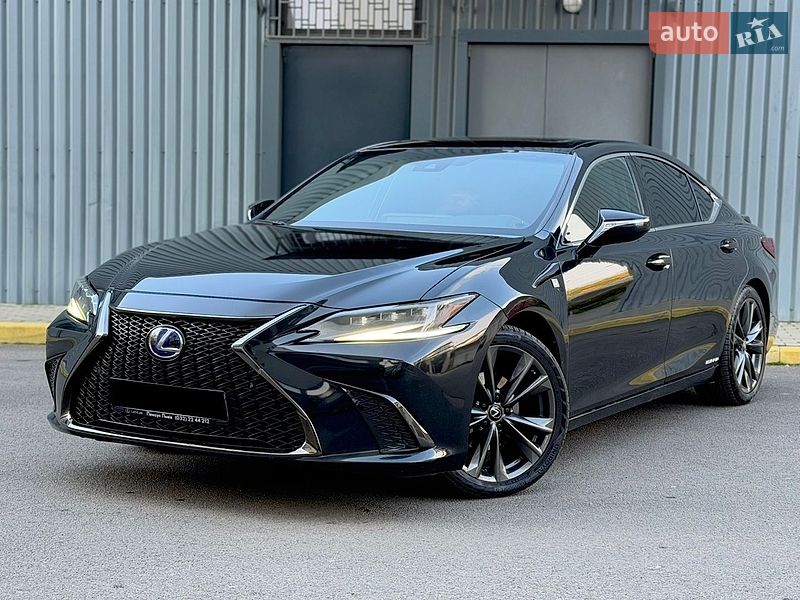 Седан Lexus ES 2022 в Ужгороді