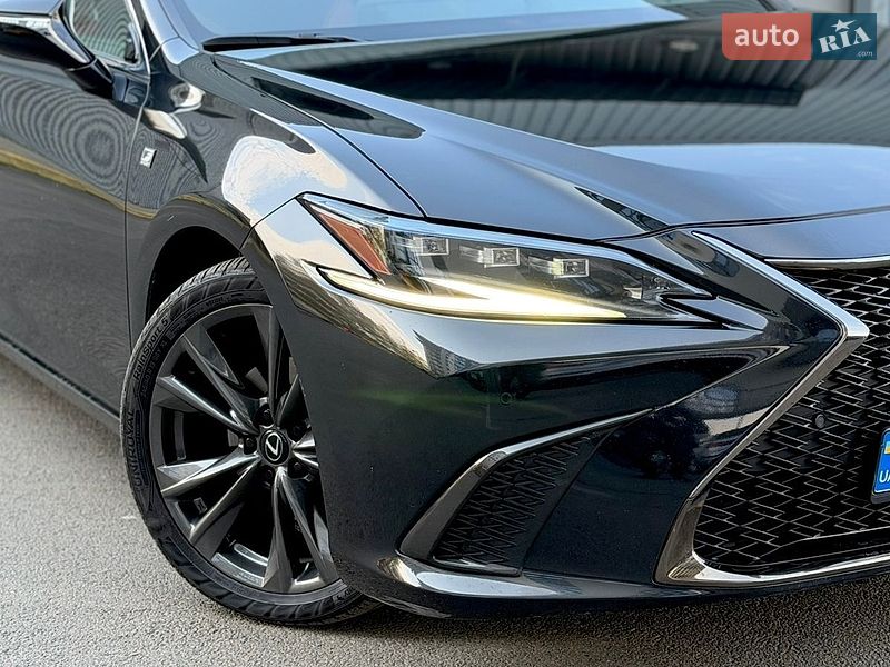 Седан Lexus ES 2022 в Ужгороді