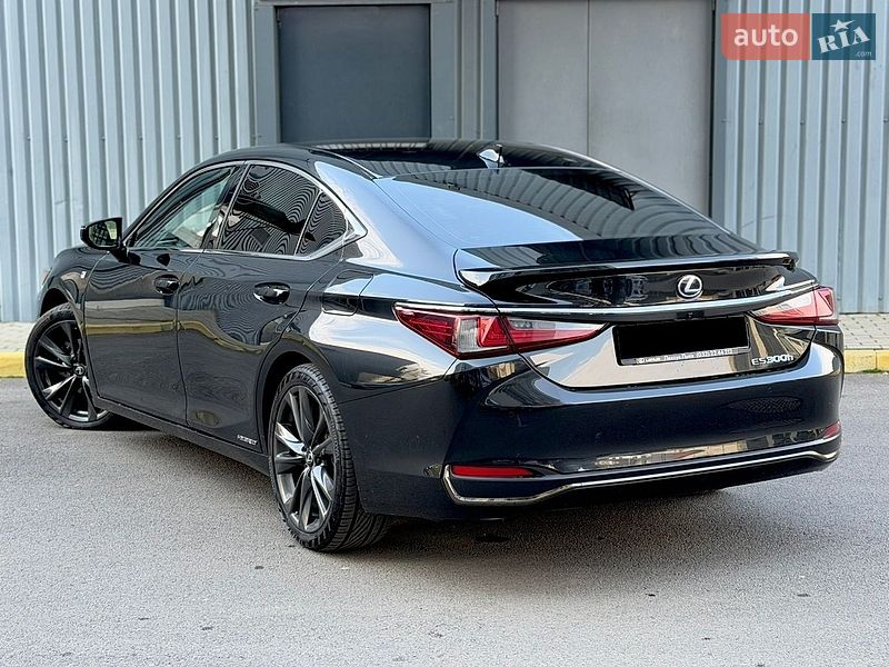 Седан Lexus ES 2022 в Ужгороді
