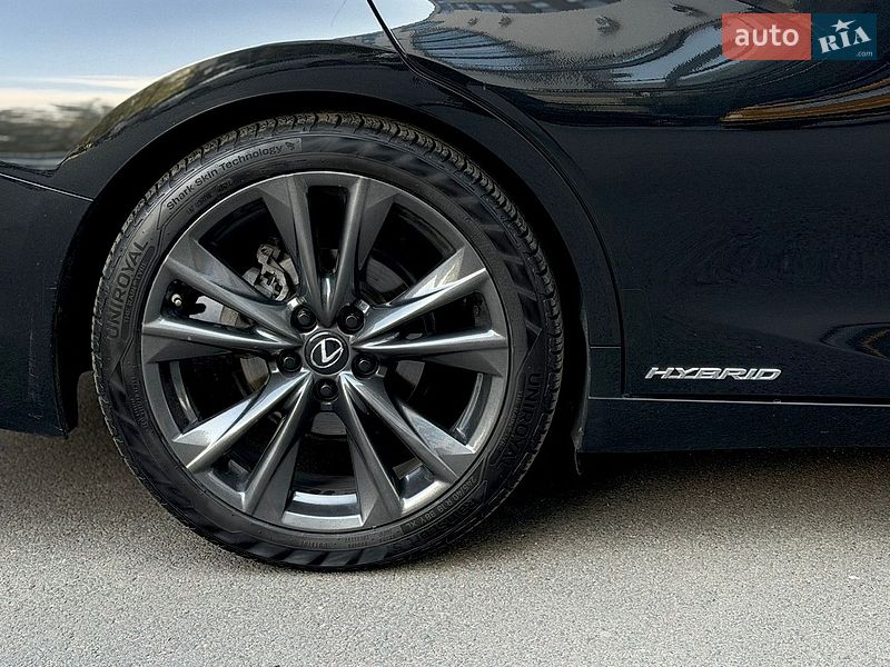Седан Lexus ES 2022 в Ужгороді