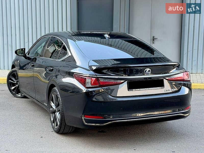 Седан Lexus ES 2022 в Ужгороді