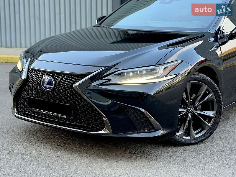 Седан Lexus ES 2022 в Ужгороді