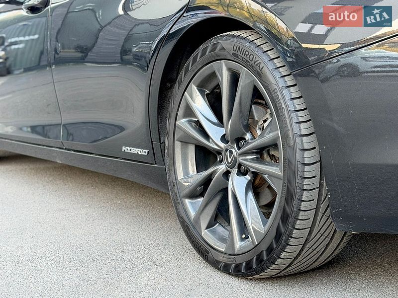 Седан Lexus ES 2022 в Ужгороді