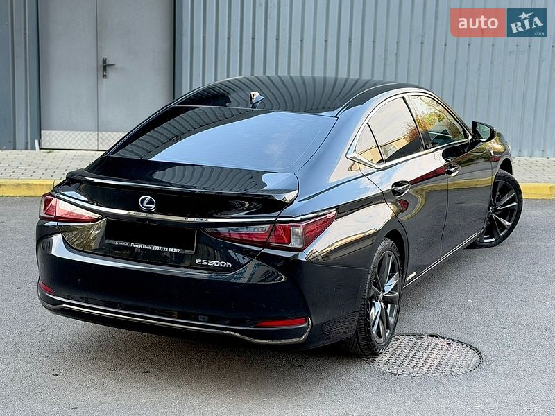 Седан Lexus ES 2022 в Ужгороді