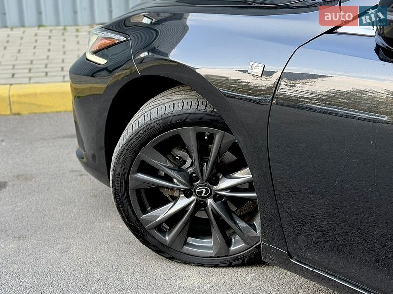 Седан Lexus ES 2022 в Ужгороді