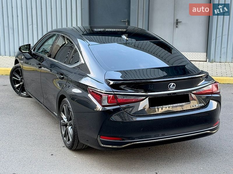 Седан Lexus ES 2022 в Ужгороді