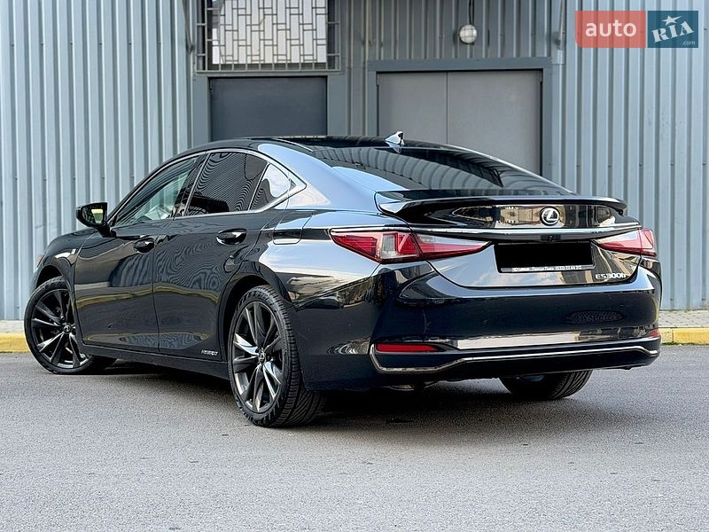 Седан Lexus ES 2022 в Ужгороді