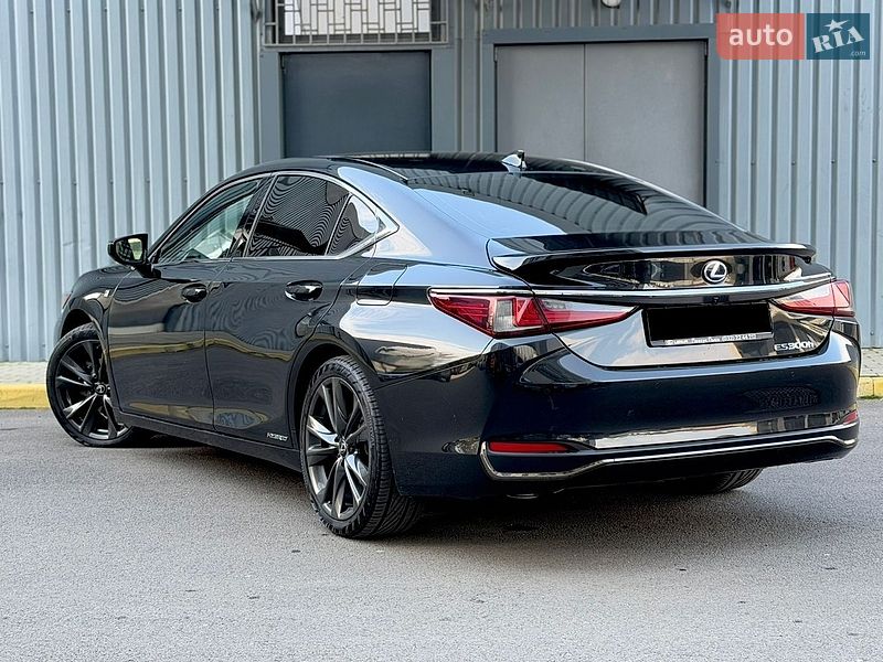 Седан Lexus ES 2022 в Ужгороді