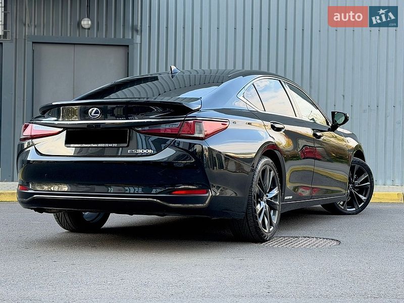 Седан Lexus ES 2022 в Ужгороді