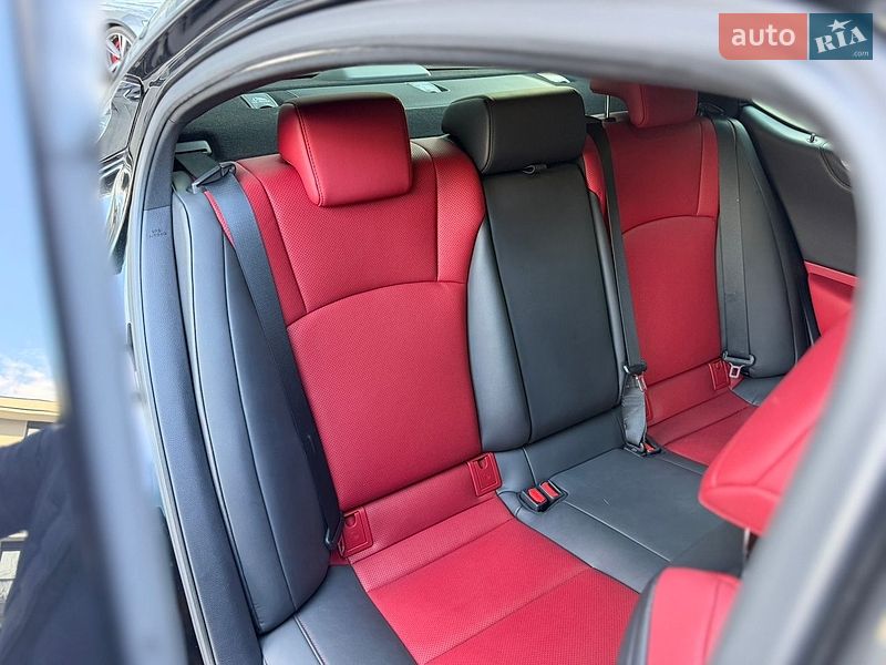 Седан Lexus ES 2022 в Ужгороді