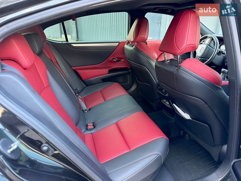 Седан Lexus ES 2022 в Ужгороді