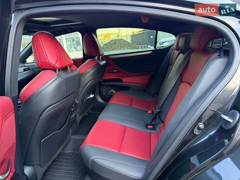 Седан Lexus ES 2022 в Ужгороді