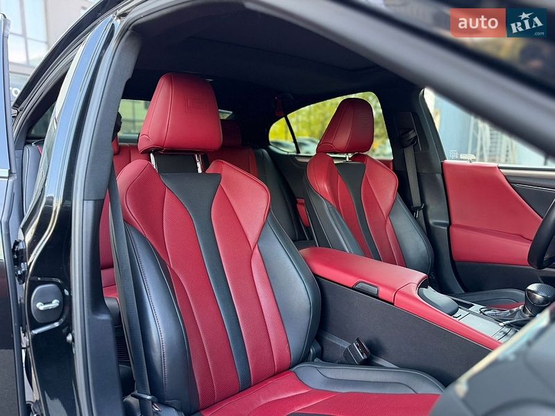 Седан Lexus ES 2022 в Ужгороді