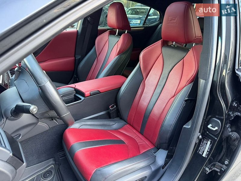 Седан Lexus ES 2022 в Ужгороді