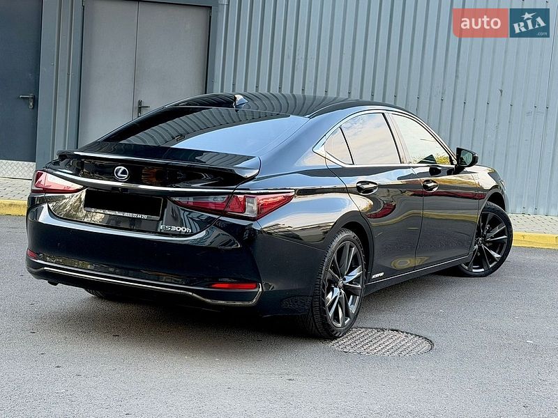 Седан Lexus ES 2022 в Ужгороді