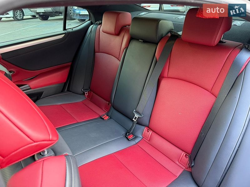 Седан Lexus ES 2022 в Ужгороді