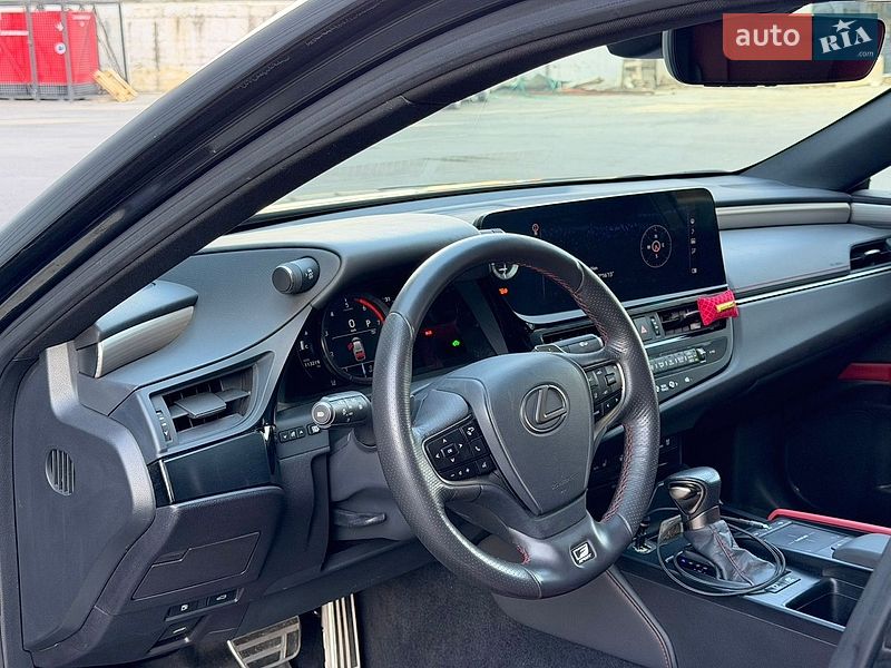 Седан Lexus ES 2022 в Ужгороді