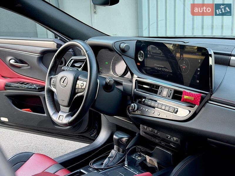 Седан Lexus ES 2022 в Ужгороді