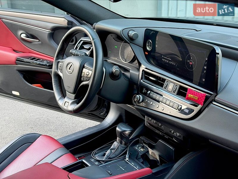 Седан Lexus ES 2022 в Ужгороді