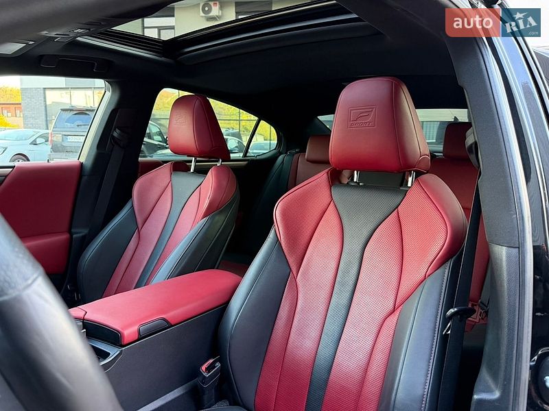 Седан Lexus ES 2022 в Ужгороді