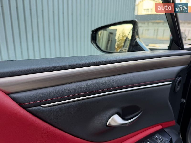 Седан Lexus ES 2022 в Ужгороді