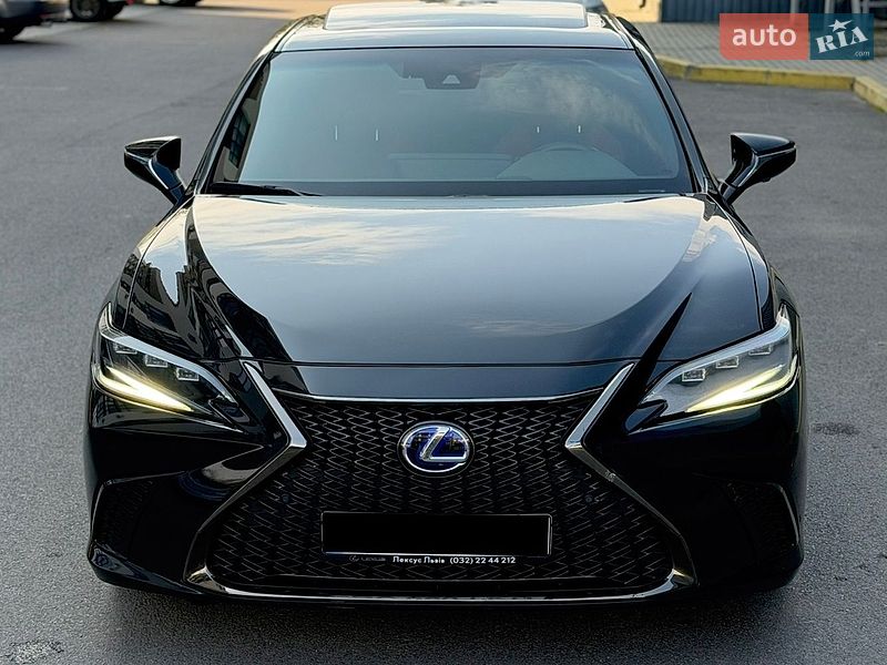 Седан Lexus ES 2022 в Ужгороді