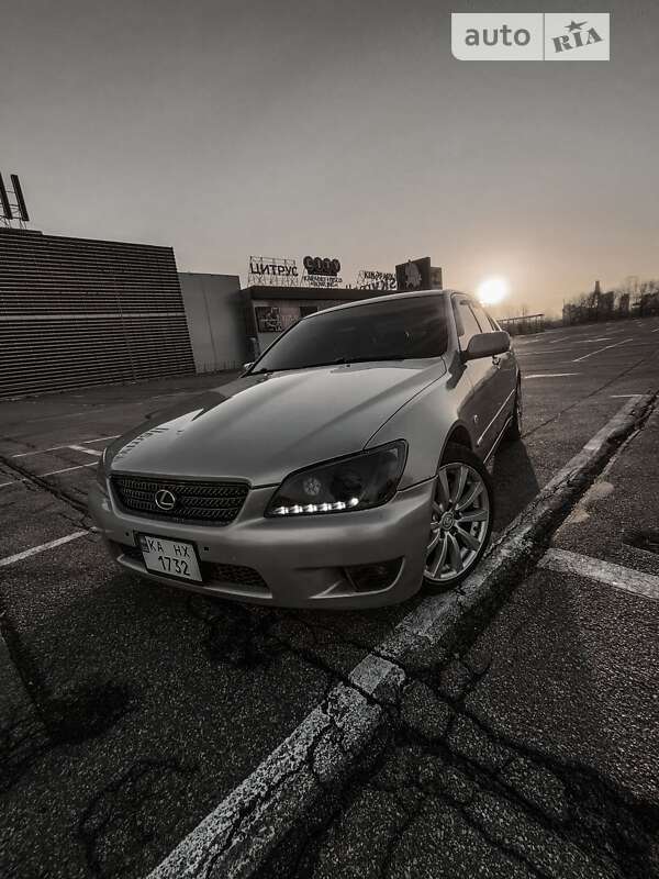 Седан Lexus IS 2000 в 