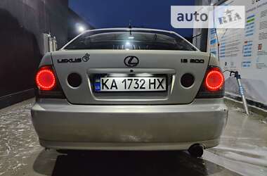 Седан Lexus IS 2000 в 