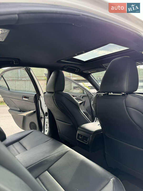 Седан Lexus IS 2016 в Львове