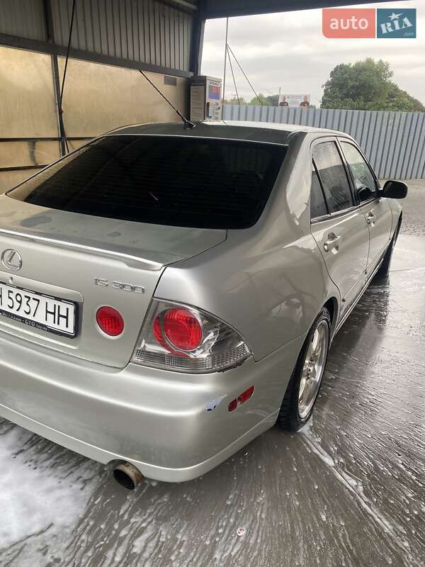 Седан Lexus IS 2002 в Фонтанке